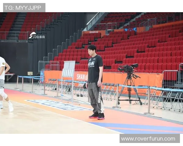 山东男篮新王抵达即投入恢复训练